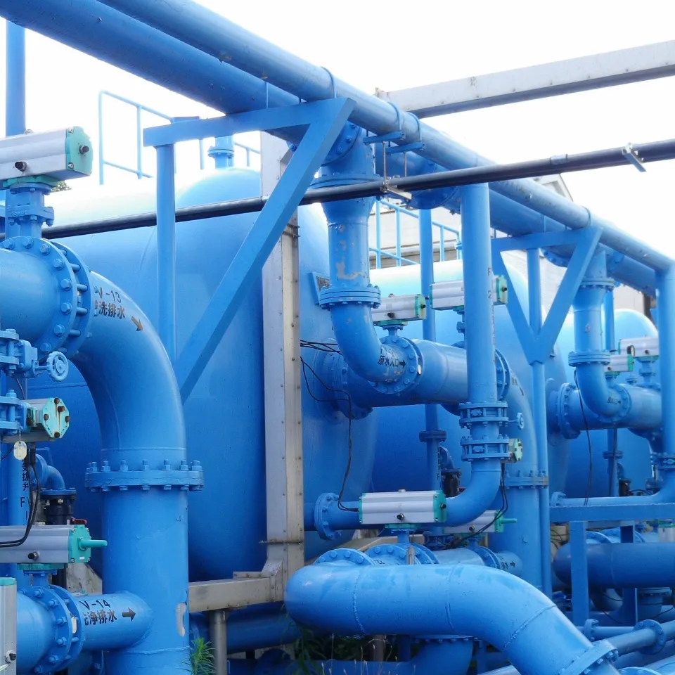 浄水施設ろ材更生の作業風景