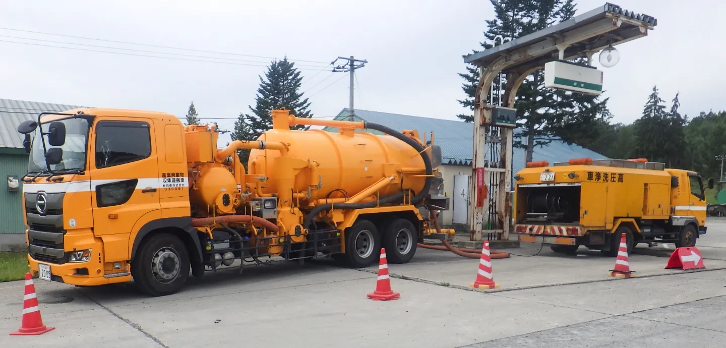 オイルタンク洗浄・漏洩検査の作業車両