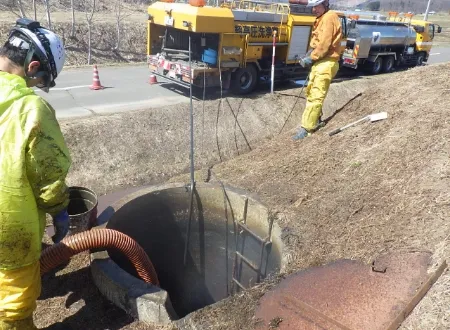 側溝洗浄 作業風景