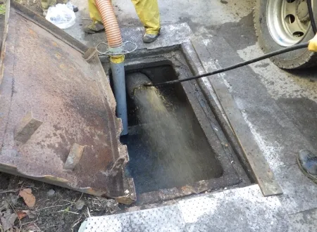 側溝洗浄 作業風景