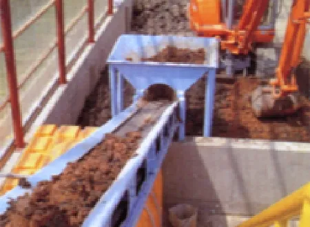 ②汚泥をオディクリーンに投入