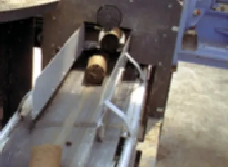 ⑤押出成型器より搬出される成型品